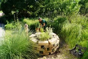 Auf der Garten Tulln errichten die Gärtnerinnen eine Kräuterspirale; Erklärung von Standortwahl, Steinsetzung, Bodenaufbau und Bepflanzungszonen. Auf der Garten Tulln errichten die Gärtnerinnen eine Kräuterspirale; Erklärung von Standortwahl, Steinsetzung, Bodenaufbau und Bepflanzungszonen.
