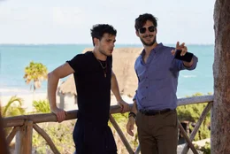 Sean (Anthony Timpano, l.) passt es nicht, was Jules (&Eacute;ric Bruneau, r.) mit den M&auml;dchen vorhat.