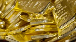 Hunderte Goldbarren &uuml;bereinander geschichtet in der Schweizer Raffinerie Valcambi
