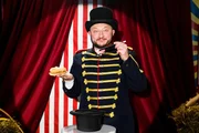 Sebastian Lege knöpft sich den Fastfood-Riesen McDonald’s vor und deckt die Tricks hinter vier beliebten Produkten auf. Sebastian Lege knöpft sich den Fastfood-Riesen McDonald’s vor und deckt die Tricks hinter vier beliebten Produkten auf.