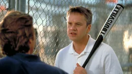Ein ganz normaler Nachbar: Oliver Lang (Tim Robbins, r.) spielt Baseball und ist sympathisch.