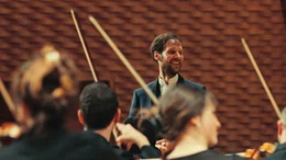 Thibaut Desormeaux (Benjamin Lavernhe) ist ein gefeierter Dirigent und Komponist klassischer Musik.