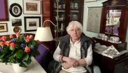 Kristin Maronn mit ihren Andenken aus Stettin zu Hause in L&uuml;beck.