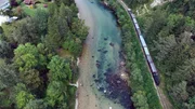 Die Steyrtal Bahn reist entlang des Flusses. Die Steyrtal Bahn reist entlang des Flusses.