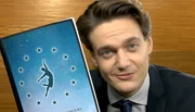Torsten (Lucas Englander) präsentiert sein Musical-Script. Torsten (Lucas Englander) präsentiert sein Musical-Script.