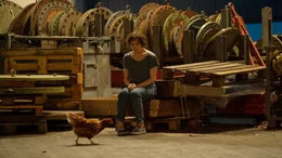 Alles scheint verloren. Pl&ouml;tzlich taucht das Huhn aus dem Hotel auf. Gibt es doch noch einen Weg? Im Bild: Franky (Lena Urzendowsky)