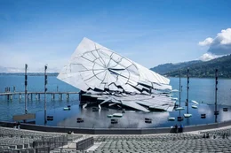 Die Seeb&uuml;hne Bregenz mit einem spektakul&auml;ren B&uuml;hnenbild zu "La Traviata"