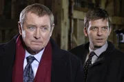 Inspector Barnaby (John Nettles, l.) und Sergeant Jones (Jason Hughes, r.). Inspector Barnaby (John Nettles, l.) und Sergeant Jones (Jason Hughes, r.).