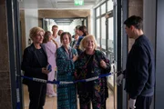 Unliebsames Wiedersehen: Bei den Ermittlungen zum Fall des erschlagenen Oberarztes treffen Martina Seiffert (Astrid M. Fünderich, l.) und Rico Sander (Benjamin Strecker) auf Ricos Mutter, Pia Sander (Martina Eitner-Acheampong, 2.v.r.). Sie hat zudem Marie Schneider (Gisela Aderhold, 2.v.r.) eine fragwürdige Patientin, im Schlepptau. Hat eine der Damen etwas von der Tat mitbekommen? Unliebsames Wiedersehen: Bei den Ermittlungen zum Fall des erschlagenen Oberarztes treffen Martina Seiffert (Astrid M. Fünderich, l.) und Rico Sander (Benjamin Strecker) auf Ricos Mutter, Pia Sander (Martina Eitner-Acheampong, 2.v.r.). Sie hat zudem Marie Schneider (Gisela Aderhold, 2.v.r.) eine fragwürdige Patientin, im Schlepptau. Hat eine der Damen etwas von der Tat mitbekommen?