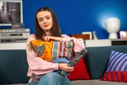 Um Tina eins auszuwischen, "versch&ouml;nert" Maja (Godiva Adela) die Kissen in der WG.