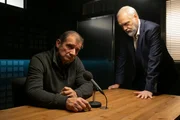 Bei Norbert J&uuml;rgens' (Joachim Nimtz, l.) Berfragung versucht Richard Voss (Jan-Gregor Kremp, r.) herauszufinden, wie gro&szlig; dessen Hass auf die ehemaligen Kameraden seines gefallenen Sohnes ist.