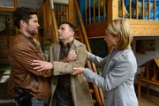 Die heile Kita-Welt des Vaters Philipp Kammerer (Carsten Strauch, M.) ger&auml;t ins Wanken. Theatralisch bricht er zusammen, als die Kommissare Joachim Stoll (Peter Ketnath) und Martina Seiffert (Astrid M. F&uuml;nderich) ihm von dem Mord an der Kita-Leiterin berichten.