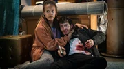 Abedi Elemide (Carla Njine) ist bei Rocco Burhan (Marco Valero), der sich im Heizungskeller der Schule versteckt. Abedi Elemide (Carla Njine) ist bei Rocco Burhan (Marco Valero), der sich im Heizungskeller der Schule versteckt.