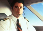 James Ubriacco (John Travolta) hat einen Job als Privatpilot der reichen Samantha angenommen ...