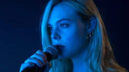 Violet (Elle Fanning) hat vor ihrer Teilnahme bei "Teen Spirit" bereits erste Erfahrung durch Auftritte in dem Pub, in dem sie kellnert, sowie als Chors&auml;ngerin gesammelt.