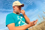 Landwirt Johann Gerdes vom Beerfelder Hof prüft den Bio-Roggen auf seinem Acker am Tag der Ernte. Landwirt Johann Gerdes vom Beerfelder Hof prüft den Bio-Roggen auf seinem Acker am Tag der Ernte.