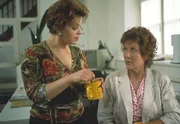 Im Haidhauser B&uuml;rgerb&uuml;ro erweist sich der neue Chef, Stadtrat Heppberger, so ganz anders als ihn sich die Belegschaft gew&uuml;nscht h&auml;tte. Martha Haslbeck (Veronika Fitz, rechts) beratschlagt mit Frau Krauss (Andrea Wildner), wie es nun weitergehen soll.