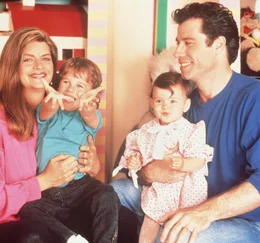 Der kleine Mikey (Lorne Sussman, 2.v.l.) hat es geschafft -  seine Mutter Mollie (Kristie Alley, l.) hat Dank seiner Hilfe den charmanten Taxifahrer James (John Travolta, r.) geheiratet und nun hat er auch noch eine ihm ebenb&uuml;rtige Schwester Julie (Megan Milner, 2.v.r.) bekommen.