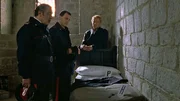 Don Matteo (Terence Hill, r.) und Maresciallo Cecchini (Nino Frassica, l.) untersuchen die Kammer des Todesopfers.