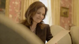 Die Wirtschaftsberaterin Judy Shelton liest einen pers&ouml;nlichen Brief von Richard Nixon in ihrem Haus im US-Bundesstaat Virginia.