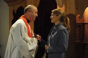 Letztendlich ist Pfarrer Kurz doch dankbar f&uuml;r die Unterst&uuml;tzung der Lansingerinnen. Von links: Vinzenz Kurz (Hans Stadlbauer) und Uschi Kirchleitner (Silke Popp).