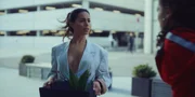 Dita (Gizem Emre, l.) ist froh, mitsamt ihren Sachen, das Dardenne Headquarter zu verlassen als sie überraschend auf Louna (Anna Bardavelidze, r.) trifft. Dita (Gizem Emre, l.) ist froh, mitsamt ihren Sachen, das Dardenne Headquarter zu verlassen als sie überraschend auf Louna (Anna Bardavelidze, r.) trifft.