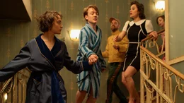 Franky (Lena Urzendowsky, l.) und Roman (Paul P&ouml;tsch, 2.v.l.) nehmen Rei&szlig;aus vor den anderen Hotelbewohnern Frank (Sven H&ouml;nig, M.), Ella (Sophie Killer, 2.v.r.) und Lenni (Cecilio Andresen, r.).