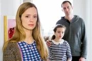 Luisa (Deborah Mary Schneidermann, M.) in der Wohnung ihrer Mutter Lena Baltrusch (Anne Kanis, l.) und Vater Baltrusch (Komparse, r.)