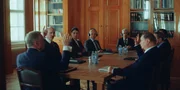 Bei der Abstimmung im Vorstand (Komparsen) der Dardenne Group hat Ylva (Philine Schmölzer, 3.v.l.) ein Ass im Ärmel, von dem Bernhard Dardenne (Bernhard Schir, l.) nichts ahnt. Bei der Abstimmung im Vorstand (Komparsen) der Dardenne Group hat Ylva (Philine Schmölzer, 3.v.l.) ein Ass im Ärmel, von dem Bernhard Dardenne (Bernhard Schir, l.) nichts ahnt.