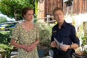 Polizeihauptmeister Mohr (Max Müller, r.) befragt das Zimmermädchen Alice Biehler (Alena von Aufschnaiter, l.) zum aktuellen Mordfall. Polizeihauptmeister Mohr (Max Müller, r.) befragt das Zimmermädchen Alice Biehler (Alena von Aufschnaiter, l.) zum aktuellen Mordfall.