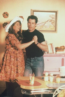 James (John Travolta, r.) und seine Frau Mollie (Kristie Alley, l.) freuen sich auf ihr Baby, das in wenigen Tagen zur Welt kommen wird.