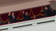 Kim Jong Un winkt von einem Balkon, w&auml;hrend er gefilmt wird, Nordkorea.