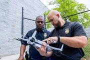 Abrem Ayana (l.) und Samuel Jones (r.), Polizisten in Brookhaven (USA), nutzen Drohnen als sogenannte "first responder" – Ersthelfer - und konnten so schon Verbrecher stellen. Abrem Ayana (l.) und Samuel Jones (r.), Polizisten in Brookhaven (USA), nutzen Drohnen als sogenannte "first responder" – Ersthelfer - und konnten so schon Verbrecher stellen.