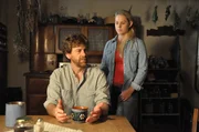Entt&auml;uscht stellt Yvi fest, dass Bartl nicht zu seinen Gef&uuml;hlen stehen will. Von links: Bartl (Andreas Nickl) und Yvonne Preissinger (Alexa Eilers).