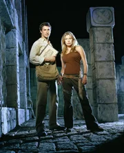 Flynn Carsen (Noah Wyle) und Nicole Noone (Sonya Walger, re.) sind auf der Jagd nach einer sagenhaften Reliquie. Nicole hilft dem Langzeitstudent Flynn mit ihren körperlichen Geschick - er ist der Kopf, sie hat die Muskeln. Zusammen retten sie die Welt. Flynn Carsen (Noah Wyle) und Nicole Noone (Sonya Walger, re.) sind auf der Jagd nach einer sagenhaften Reliquie. Nicole hilft dem Langzeitstudent Flynn mit ihren körperlichen Geschick - er ist der Kopf, sie hat die Muskeln. Zusammen retten sie die Welt.