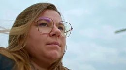 Melissa Schollmeyer, 32, ist &Uuml;berlebende von sexualisierter Gewalt. Nachdem sie als 11-J&auml;hrige &Uuml;bergriffe durch ihren damaligen Stiefvater erleiden musste, wird sie kurze Zeit sp&auml;ter Opfer von Fotodiebstahl. Ein anderer T&auml;ter beschafft sich private Fotos aus ihrer Kindheit, um daraus u.a. mit Photoshop Darstellungen von sexualisierter Gewalt an Kindern zu generieren. Heute nutzen T&auml;ter f&uuml;r solche Darstellungen K&uuml;nstliche Intelligenz und besorgen sich Fotos in den Sozialen Medien oder auf Stockdatenbanken.