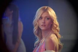 Die sch&ouml;ne Chloe (Katherine McNamara) wird von vielen bewundert.