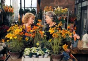 Erika (Madeleine Lierck-Wien, l.) und Inge (Peggy Lukac, r.) sind uneins, wie sie das Aktiengeld vermehren wollen. Erika (Madeleine Lierck-Wien, l.) und Inge (Peggy Lukac, r.) sind uneins, wie sie das Aktiengeld vermehren wollen.