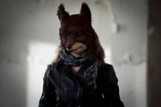 Ronja (Miriam Katzer) gibt vor, bei der Gang mitmachen zu wollen. Ronja (Miriam Katzer) gibt vor, bei der Gang mitmachen zu wollen.