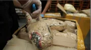 Regelm&auml;&szlig;ig tauchen gestohlene Antiquit&auml;ten aus Kriegsgebieten illegal auf dem Kunstmarkt auf. Der Schmuggel f&uuml;llt die Kassen von Milizen und Terroristen. Es ist ein Millionengesch&auml;ft mit den sogenannten Blutantiquit&auml;ten.