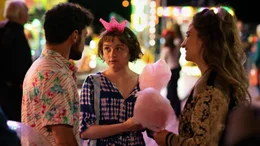 Franky (Lena Urzendowsky, M.), Hasi (Cino Djavid, l.) und Katja (Meryem Ebru &Ouml;z, r.) besuchen gemeinsam den Rummel.