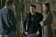 Die Suche nach der Wahrheit &uuml;ber Brennans (Emily Deschanel) Vergangenheit f&uuml;hrt sie und Agent Booth (David Boreanaz, M.) zu Vince McVicar (Pat Skipper). Weiss er, was mit Brennans Eltern passiert ist?
