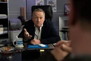 Paul Böhmer (Jürgen Tonkel, r.) spricht mit dem Vorgesetzten Piloty (Markus Hering, l.) der verstorbenen Journalistin Nadja Darii (Barbara Elisabeth Bühl) über den Vorfall und befragt ihn zur Tatnacht. Paul Böhmer (Jürgen Tonkel, r.) spricht mit dem Vorgesetzten Piloty (Markus Hering, l.) der verstorbenen Journalistin Nadja Darii (Barbara Elisabeth Bühl) über den Vorfall und befragt ihn zur Tatnacht.