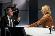 Der Manager David Schreiber (Norbert Heckner, l.) wird von den Kommissaren Stadler (Dieter Fischer, M.) und Winter (Vanessa Eckart, r.) damit konfrontiert, dass ihn sein ehemaliger Klient verklagen wollte. Der Manager David Schreiber (Norbert Heckner, l.) wird von den Kommissaren Stadler (Dieter Fischer, M.) und Winter (Vanessa Eckart, r.) damit konfrontiert, dass ihn sein ehemaliger Klient verklagen wollte.