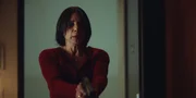 Manou (Isabella Parkinson) stellt sich mutig ihrer Vergangenheit. Manou (Isabella Parkinson) stellt sich mutig ihrer Vergangenheit.