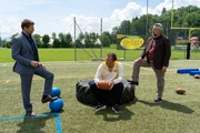 Marcel Tews (Stefan Wilkening, M.), der Gesch&auml;ftsf&uuml;hrer des Footballvereins, schildert den Kommissaren Hansen (Igor Jeftić, l.) und Stadler (Dieter Fischer, r.), wie er den toten Quarterback vorgefunden hat.