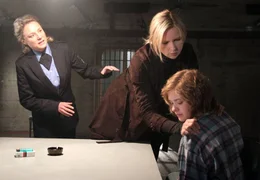 Die W&auml;rterin (Isis Kr&uuml;ger, li.) kann Nora (Veronica Ferres) gerade noch davon abhalten, Linda (Liv Lisa Fries), die M&ouml;rderin ihrer Tochter, zu schlagen.