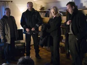 Kommissar Wallander (Krister Henriksson, rechts) und seine Kollegen Lisa Holgersson (Chatarina Larsson), Nyberg (Mats Bergman, links) und Svartman (Fredrik Gunnarsson) sind bestürzt, als sie die Leiche von Stefan Lindman (Ola Rapace) finden. Kommissar Wallander (Krister Henriksson, rechts) und seine Kollegen Lisa Holgersson (Chatarina Larsson), Nyberg (Mats Bergman, links) und Svartman (Fredrik Gunnarsson) sind bestürzt, als sie die Leiche von Stefan Lindman (Ola Rapace) finden.