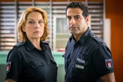 Claudia (Janette Rauch, l.) und Tarik (Serhat Cokgezen, r.) &uuml;bernehmen die Ermittlungen, um die Unschuld ihres Kollegen Mattes zu beweisen.