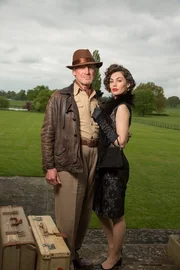 Nicholas Farrell (Sir Raleigh Beresford), Poppy Corby-Tuech (Caterina Beresford).